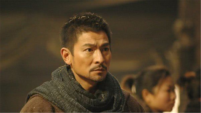 《墨攻》幕后事,刘德华剃光头遭导演反对,吴奇隆因三个孩子苦恼