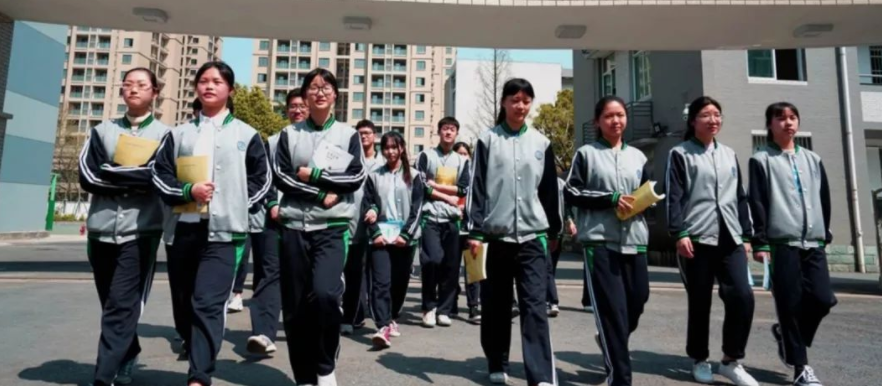 央视曝光职业学校乱象，想拿毕业证先交580，实习期也要交伙食费