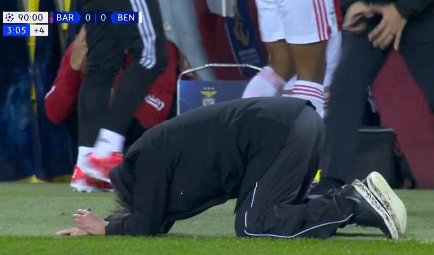 93分钟空门不进，欧冠0-0！本菲卡主帅跪了，哈维被吓出一身冷汗