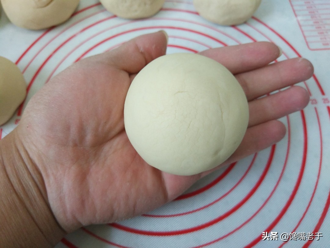 蒸馒头和包子，切记要“三次醒发”，不然出锅后死皮、塌陷还难吃