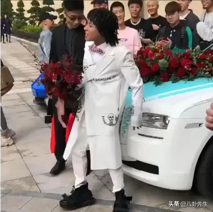越是小咖越注重排场?布瑞吉婚车400万,言承旭开10年二手车