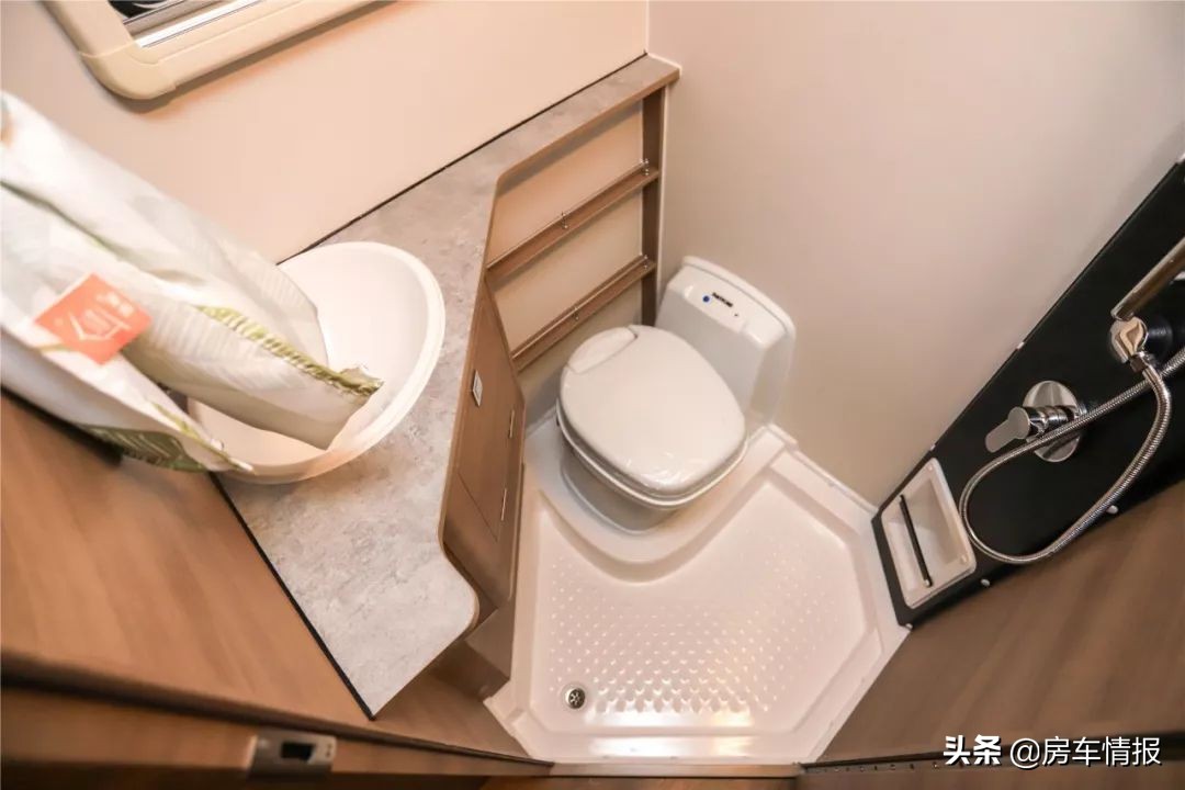 新发布的两款依维柯房车，预计40多万，4座6座两布局你更喜欢谁？