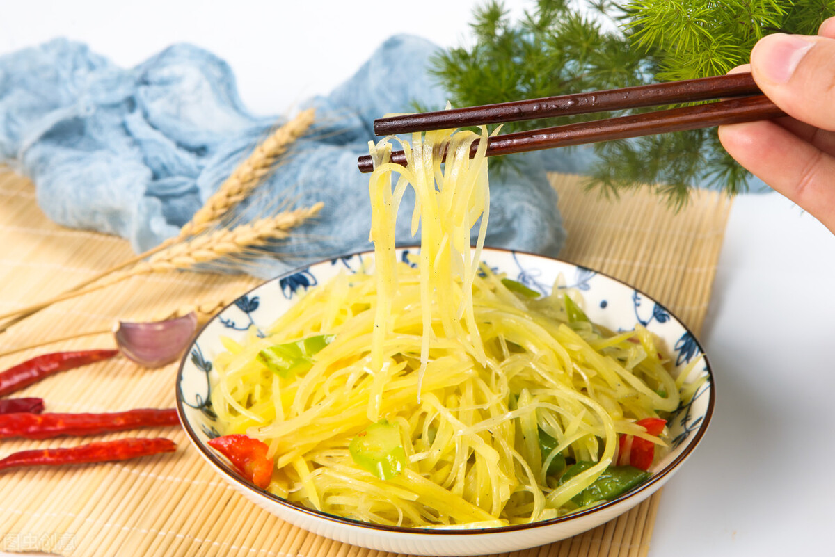 土豆丝怎么炒好吃又简单？家常土豆丝的做法，土豆丝清脆又爽口