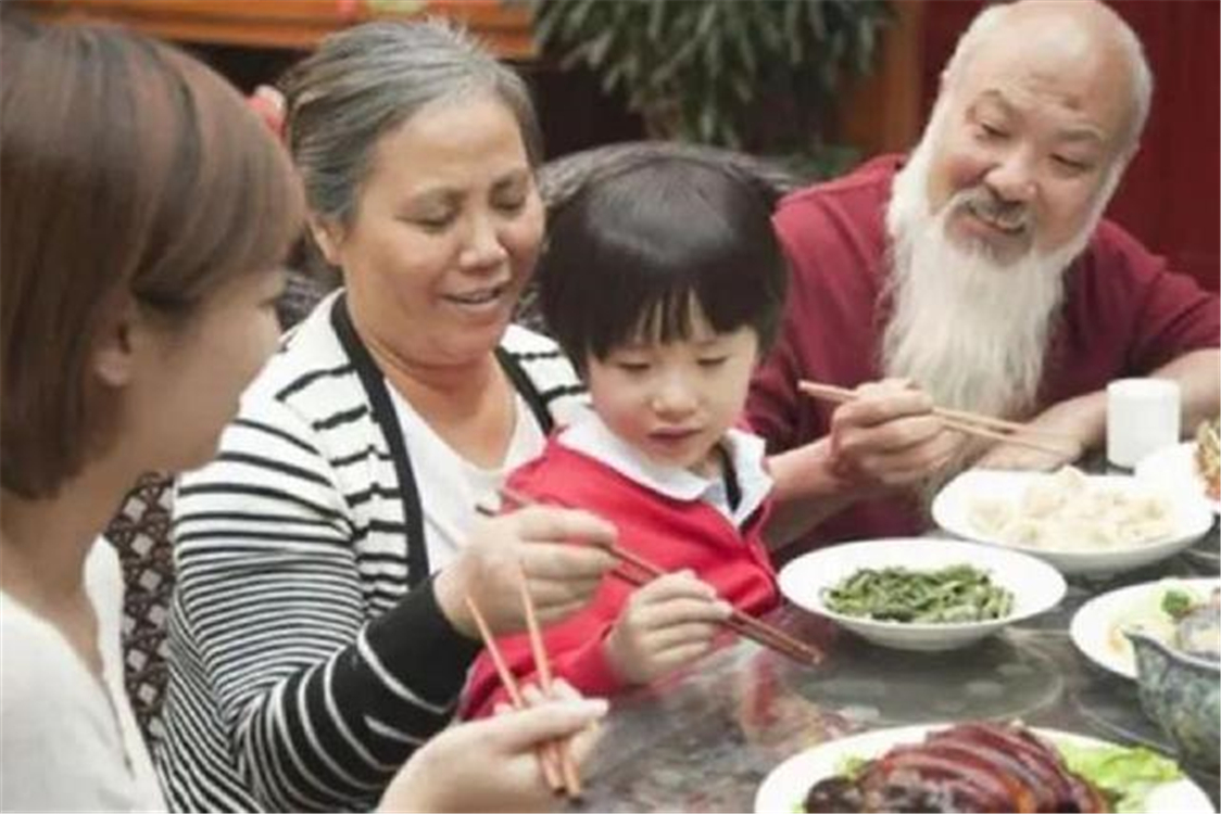 年龄小辈分大有多尴尬？舅舅跟外甥幼儿园同班，吃饭享受特殊待遇