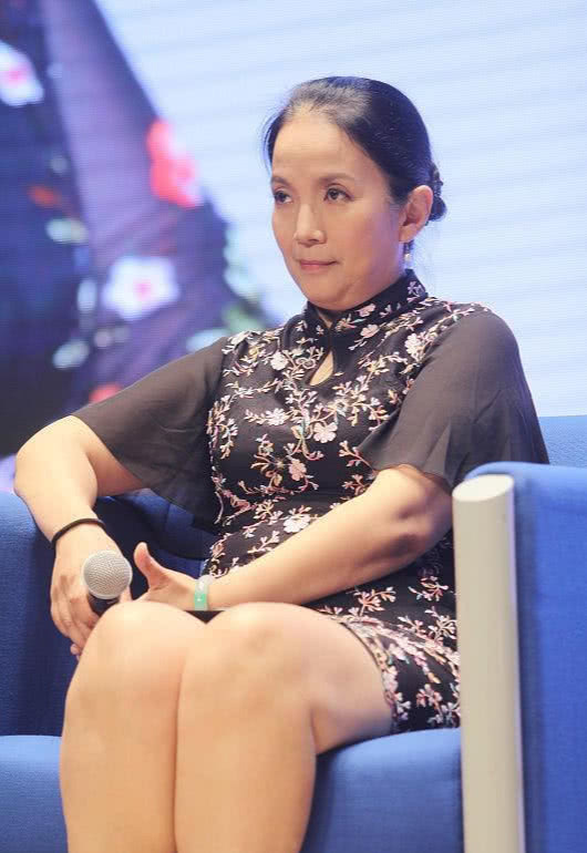 如今的吕丽萍已经不咋活跃在大荧幕前了,身材也渐渐走样,头发也不复之