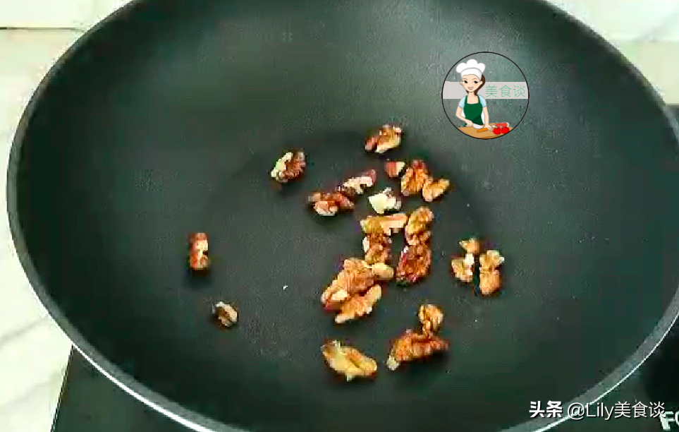 立秋后，碰到它别手软，炒熟磨成粉存放冰箱，每天吃一勺，好香啊