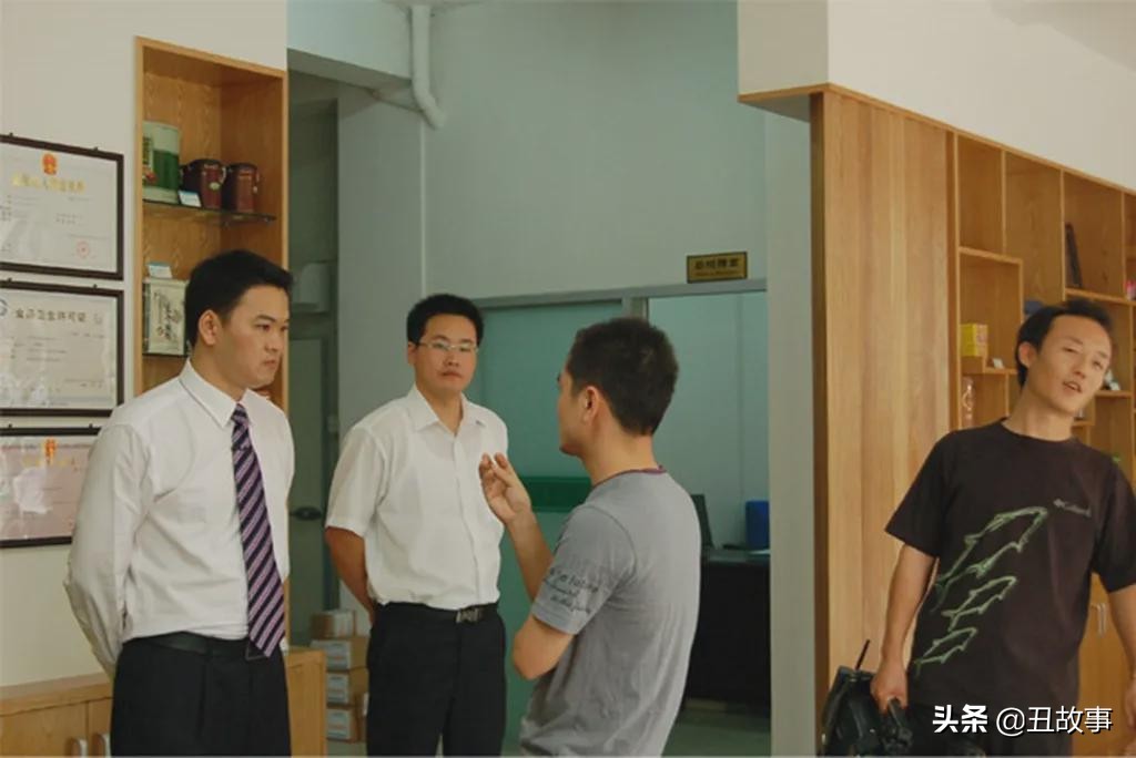 和大学同学挤在阁楼上睡了一晚，我的人生就被改变了