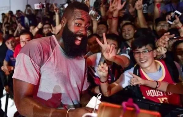 哪些nba球员来中国(NBA八大球星来中国玩自拍：看谁才是人气王，第一位实至名归)