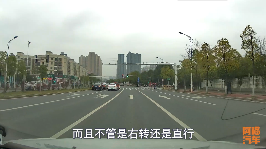 右转兼直行车道该怎么走才正确？老司机教你，免得走错害大家堵车