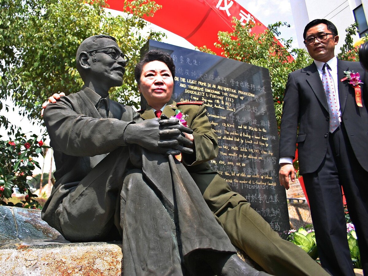 当时他的值班医生是一个年轻漂亮的小姑娘,名叫由昆.