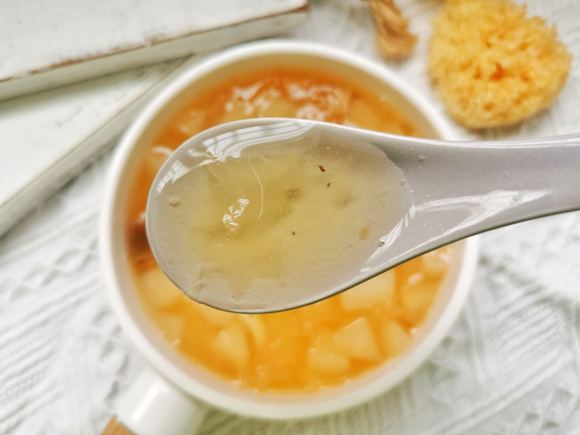 银耳百合汤的做法（5步做出清热去火的银耳百合汤）