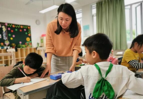 “5+2”课后服务收费标准公布，家长感觉吃亏了，老师也不满意