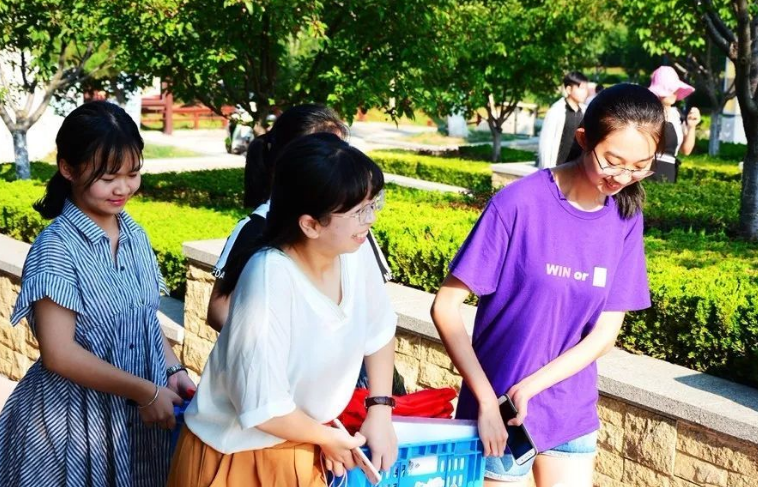 “这些同学不许进入食堂”，高校发布新规定，一部分网友表示支持