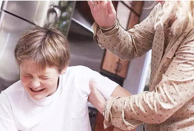 孩子处于叛逆期该怎样管教？与其“硬碰硬”，不如换种方法试试