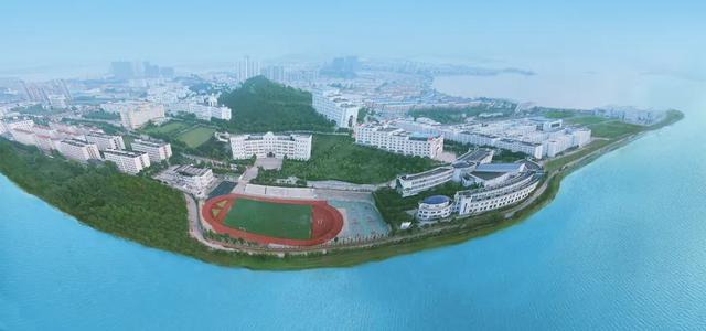 武昌理工学院究竟有多美？一组图告诉你什么才是湖景校园