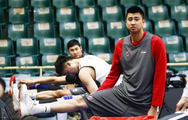 为什么cba不练肌肉(中国球员进NBA后变化大，姚明阿联肌肉暴涨，为何CBA球员练不出？)