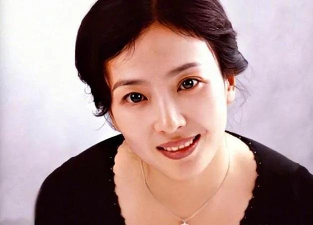 刘亦菲的妈妈刘晓莉：放弃婚姻与事业，为女儿背20年黑锅不辩解