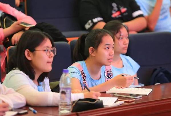 厦大开学典礼惹争议，为啥现场摆满“矿泉水”，新生无一人到场？