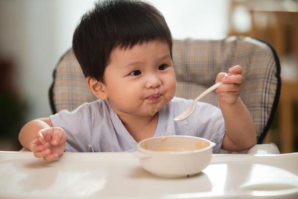 7月是孩子生长发育好时节，宝妈制作辅食要注意：有些食物不可吃