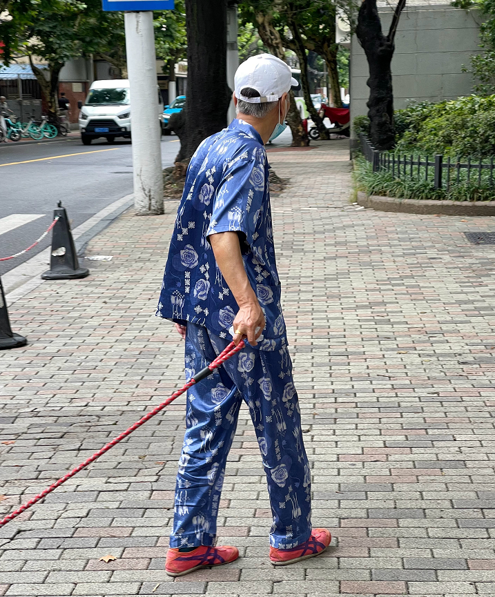 睡衣配亚瑟士运动鞋(睡衣配亚瑟士运动鞋图片)