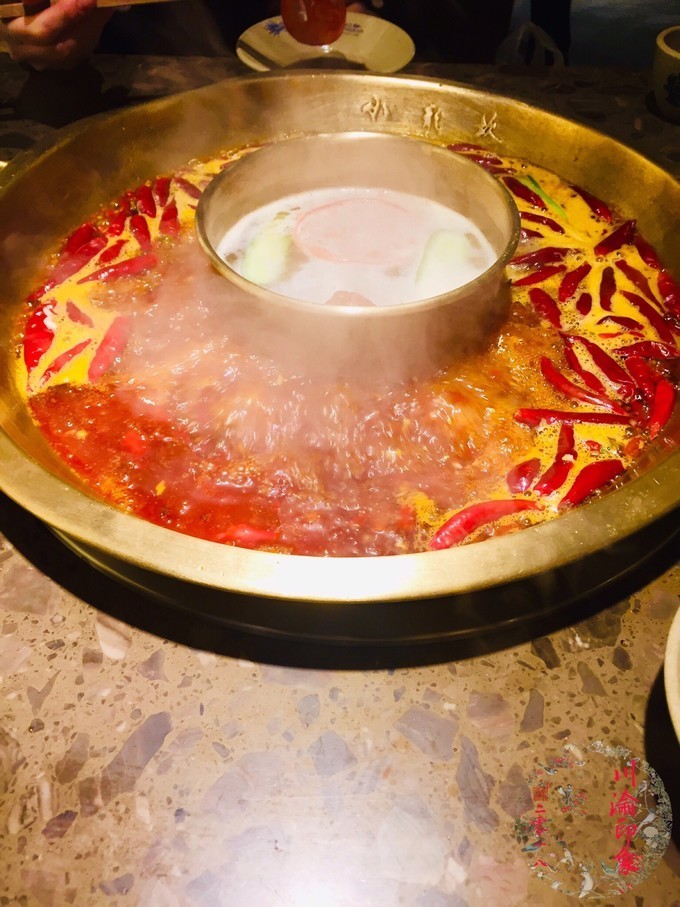 小龙坎老火锅春熙路概念店:点餐:鸳鸯锅(清汤 微辣),精品鲜鹅肠,笋片