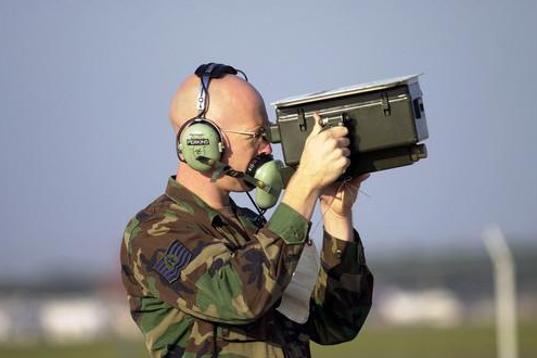 战场上武器丢了，能不能捡起来用？老兵用亲身经历告诉你有多危险