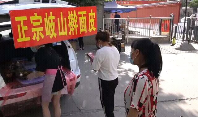 辣妈开奥迪卖凉皮，为陪孩子抛售千万房产：为了儿女，谁不曾辛酸
