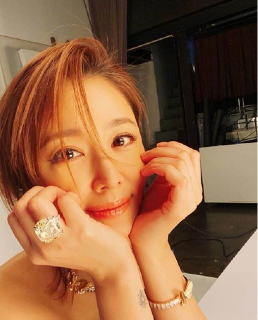 林心如戴3千万戒指晒自拍,超大钻石比拇指还粗,贵妇范十足