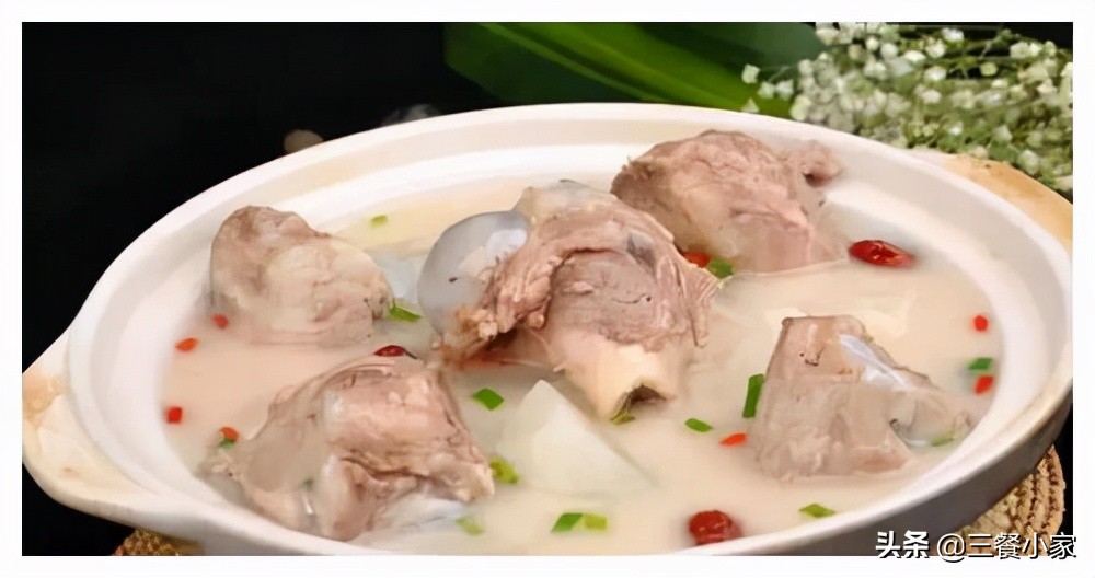 炖骨汤，酒店大厨教你诀窍，牢记三招，汤白肉香，不腥不腻还营养