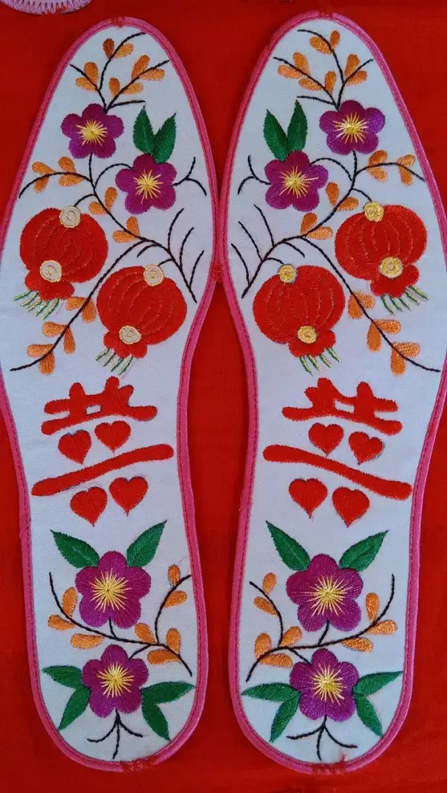 女人不怕烦琐,不惜千针万线,为自己的亲人亲手纳制绣花鞋垫