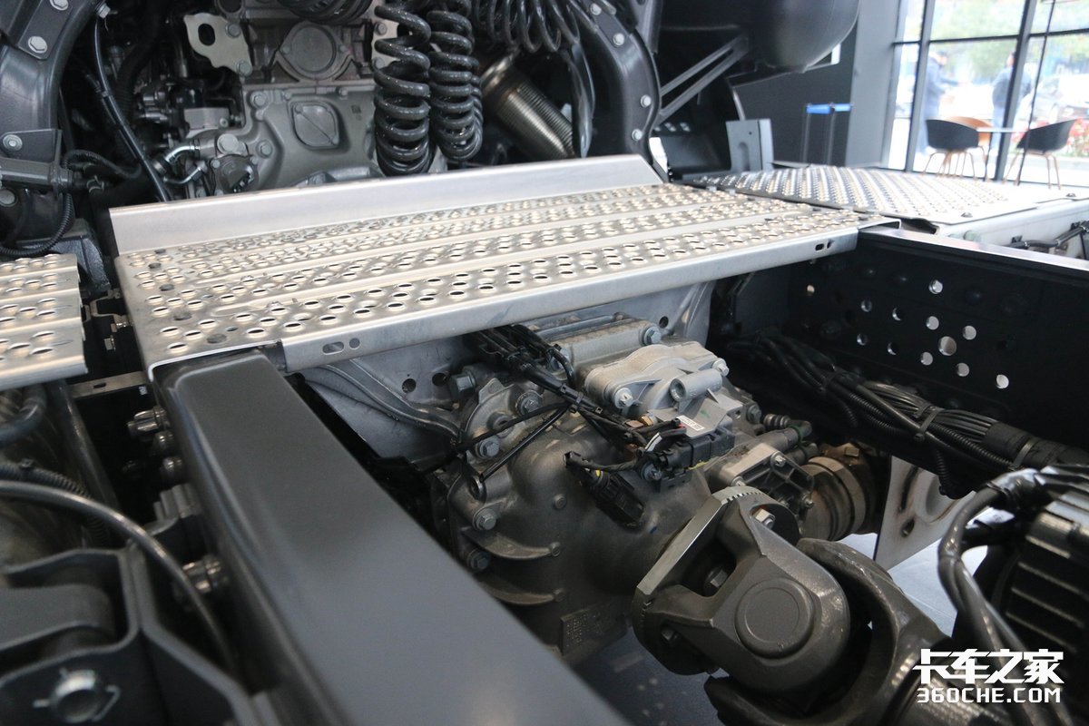 奔驰卡车国产化又爆猛料！配奔驰进口发动机，低配价格或60万以下