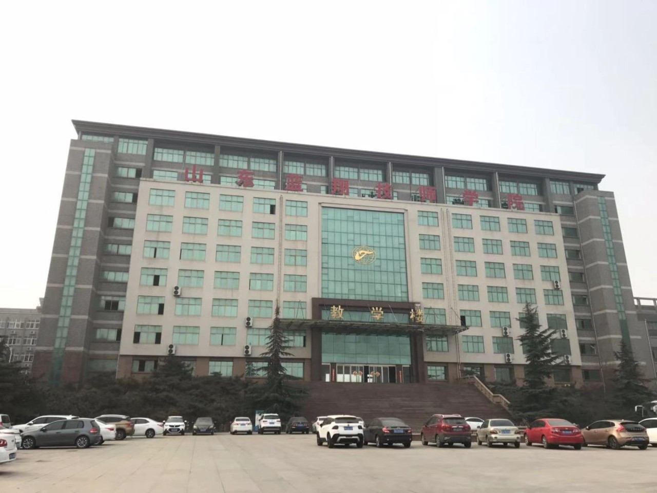 探访神奇的职业学校山东蓝翔：老师分房、学生竞拍、准军事化管理