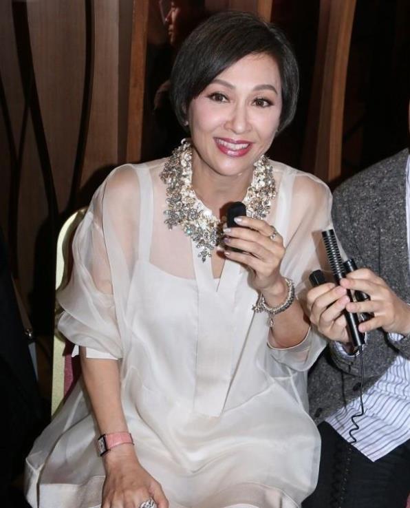 “周润发前妻”余安安，曾替夫还债谈小22岁男友，今吃止痛药捞金