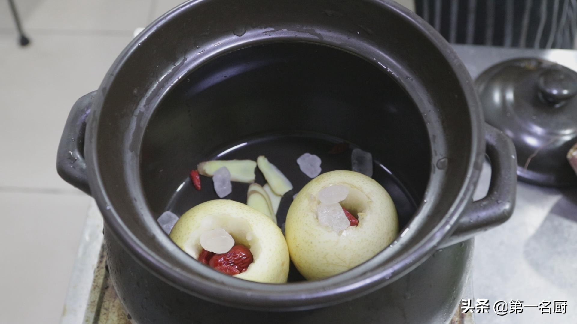 煮梨水的方法（冰糖炖雪梨的正确做法与步骤）
