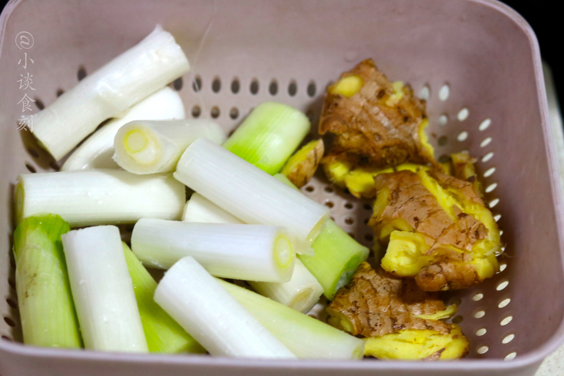 炖羊汤时，开水还是冷水下锅？区别很大，做错有膻味汤色不奶白