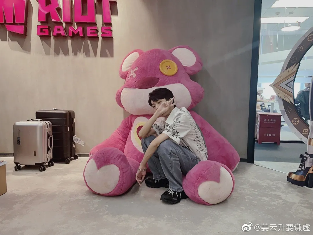 Jony J联名T恤被骂割韭菜，rapper的潮牌中有“黑店”吗？