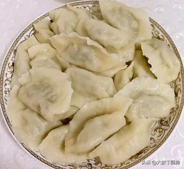 蒜苔馅饺子怎么做好吃（3步做出清香味美的蒜苔馅饺子）