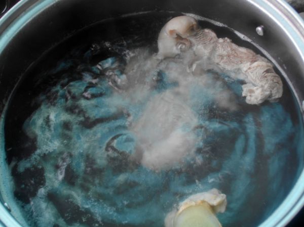 要想羊肉不腥不膻，除了焯水，加这3种食材一起炖，汤更鲜美