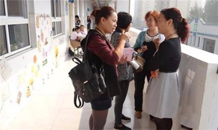 儿子被同学欺负，还手后却被老师罚写检讨书，宝妈气不过掌掴老师