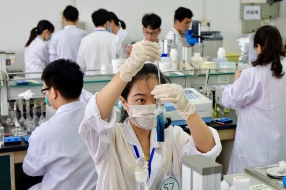 浙江大学混血校花火了，撞脸安妮海瑟薇，中文名字让人喊不出口