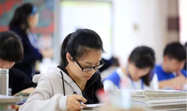 高考英语降为副科，物理和历史成了座上宾？看看教育部怎么说