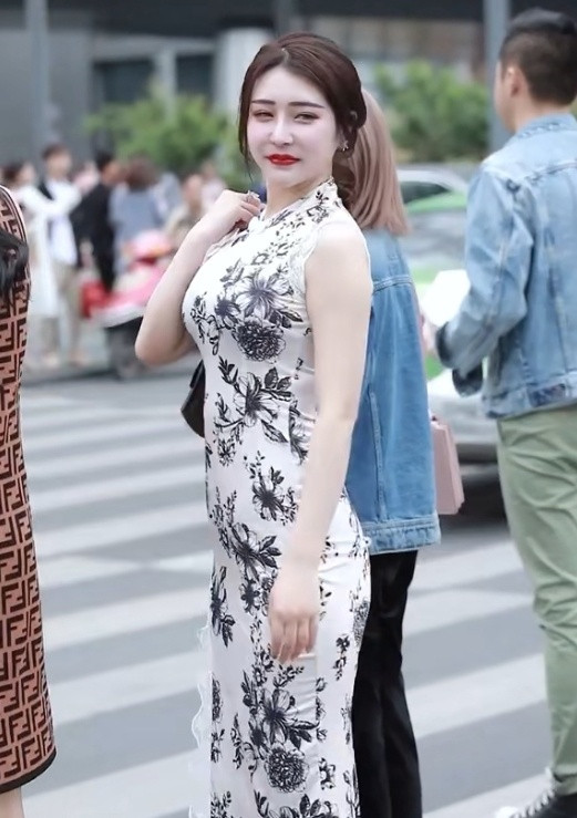 搞笑GIF:大爷还是那个大爷，气场还是那么强大