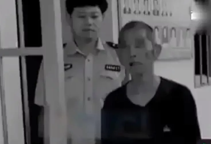 16岁少女强迫大爷发生关系，体力不支后报警：孽缘，警醒万千父母