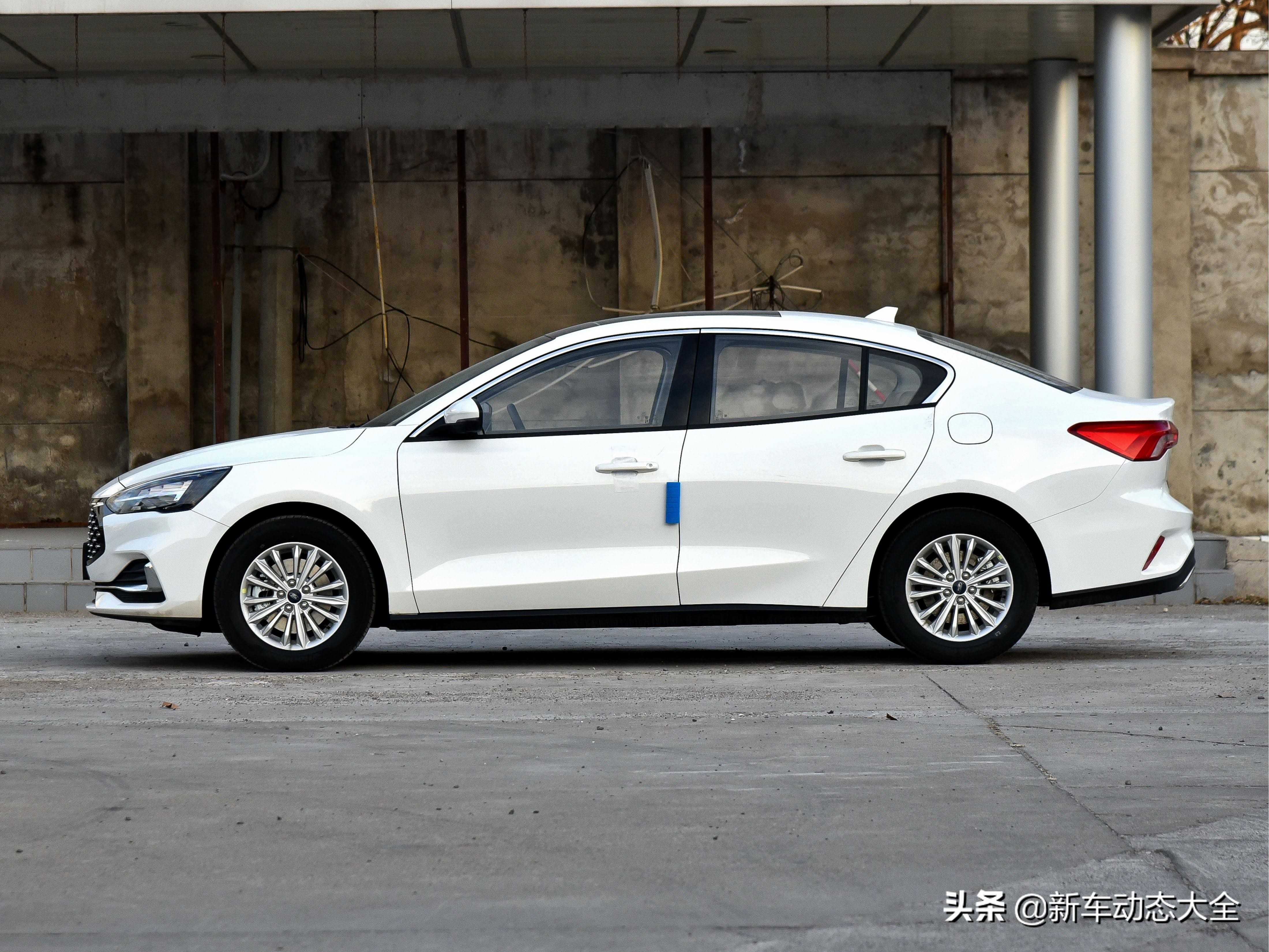 福克斯 2021款 三厢 ecoboost 180 自动锋潮型的前脸非常时尚,进气