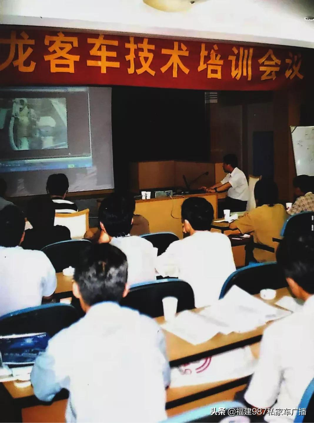 老照片讲故事 </p><p>　　 1990年第一辆金龙车