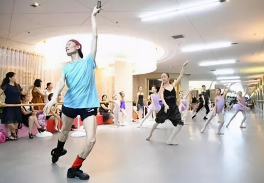 46岁“巨婴”郭冷：除了跳舞，连衣服都不会洗，年入百万无人敢嫁