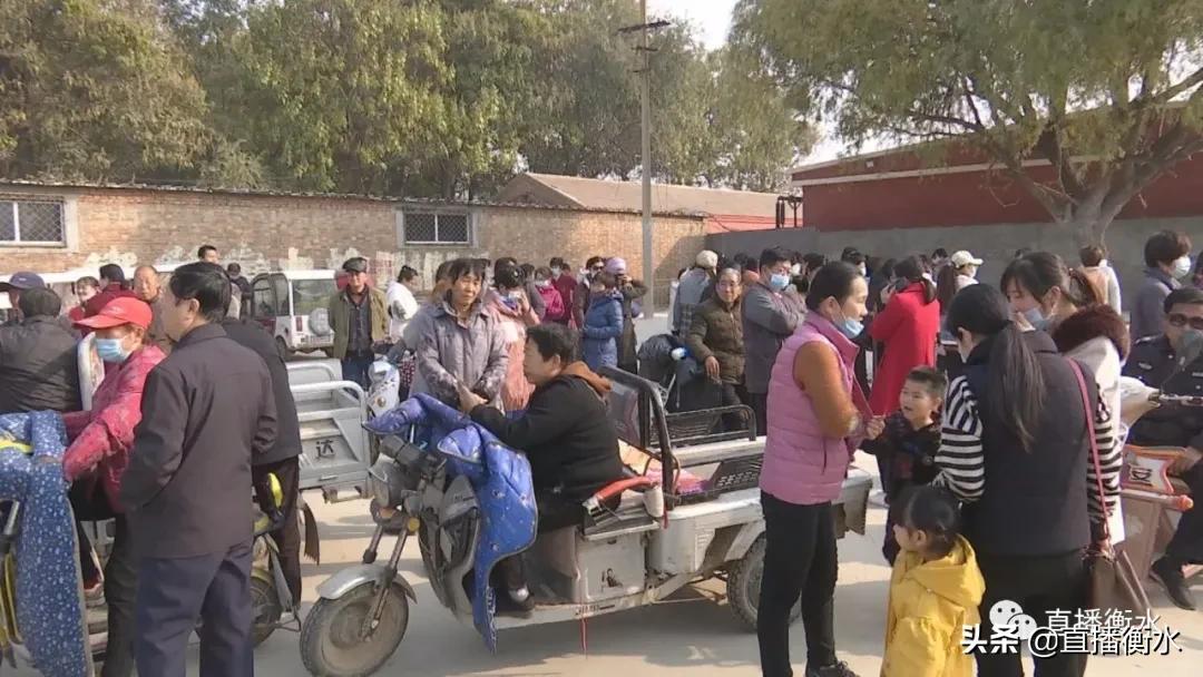 学校门前路难走 家长有意见