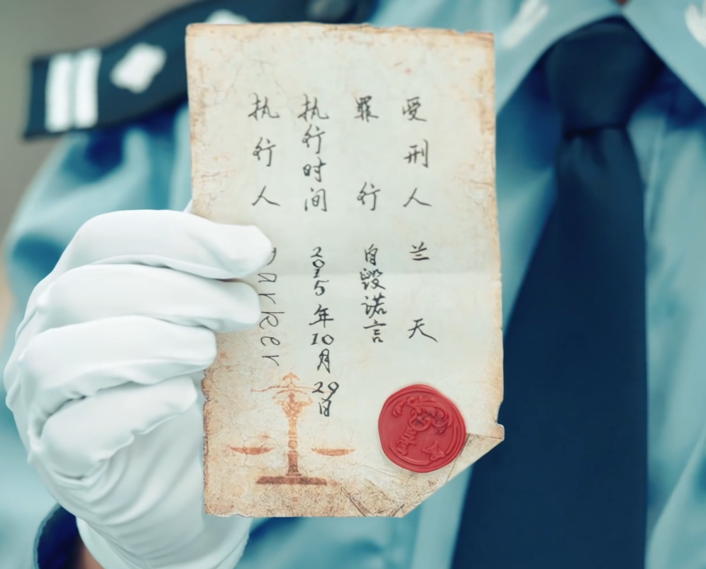 天谯的刺激引爆炸弹,危急关头,警官学校教授袁志邦果断开枪制伏文红兵