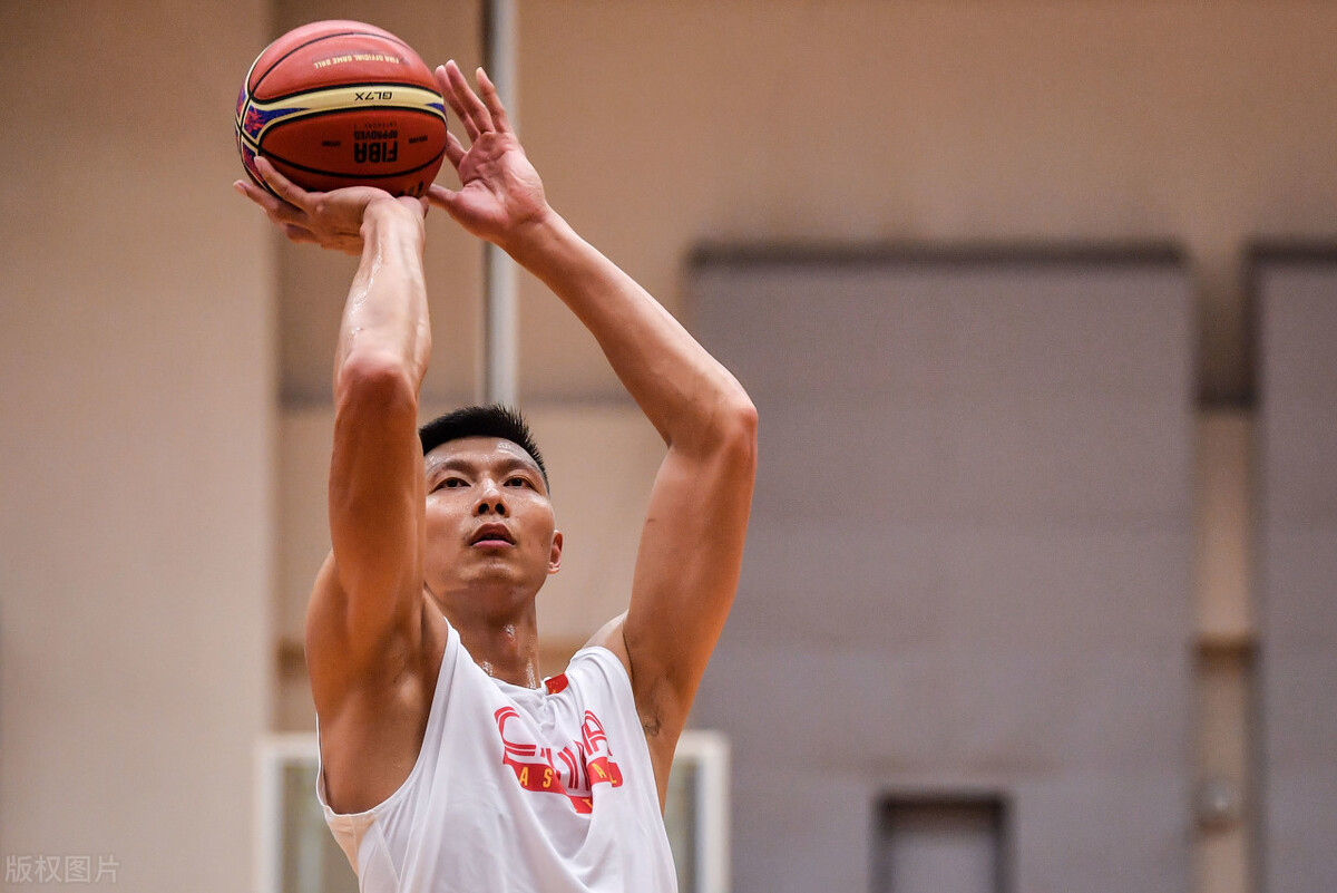 阿联为什么没有nba发展(中国男篮失败的领袖易建联 为什么没在NBA成功)