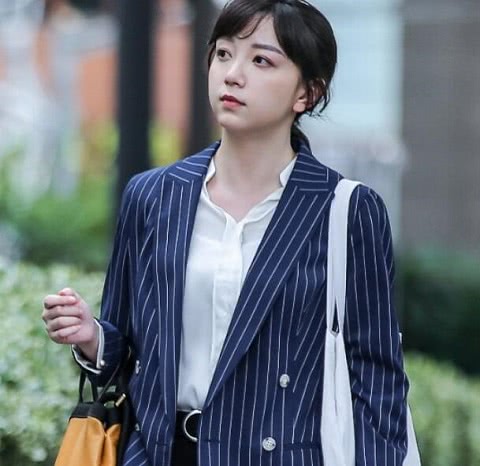 北大美女博士梅桢“翻车”，高考分数仅400多分，外籍身份惹争议